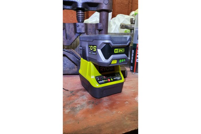 nabor ryobi one rc18120 150 5133003366 akkumulyator 18 v 5 0 a ch li ion i zaryadnoe ustrojstvo rc18120 26979